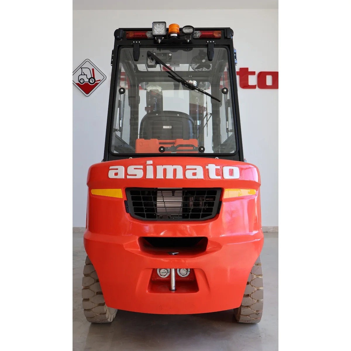 Asimato dizel forklift önden görünüş — kabin, far ve karşı ağırlık gövdesi