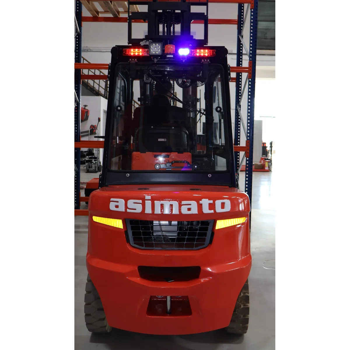 Kabinli dizel forklift önden görünüş, tepe lambası ve koruma kafesi