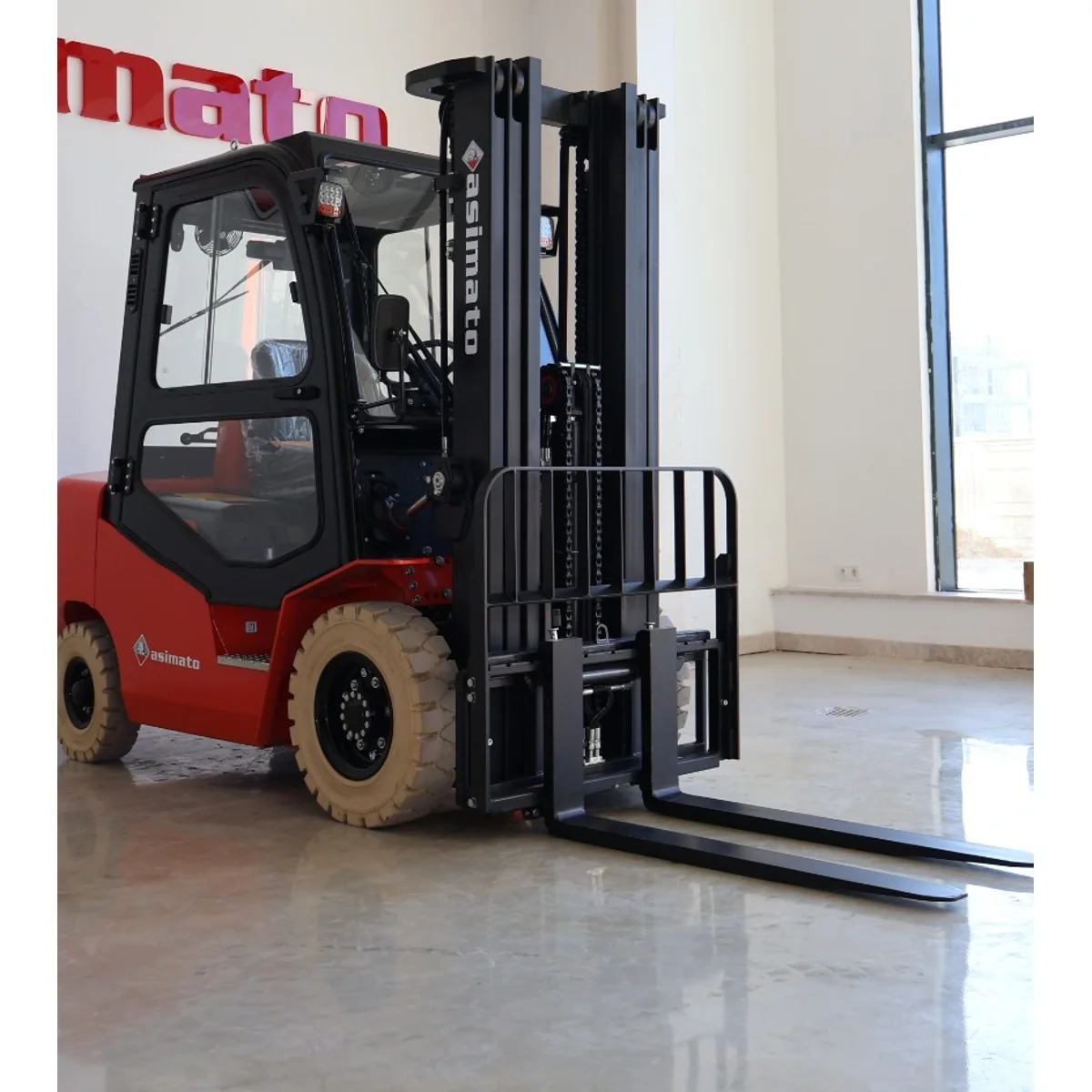 Dizel forklift yandan görünüş — üç kademeli mast ve çatallar