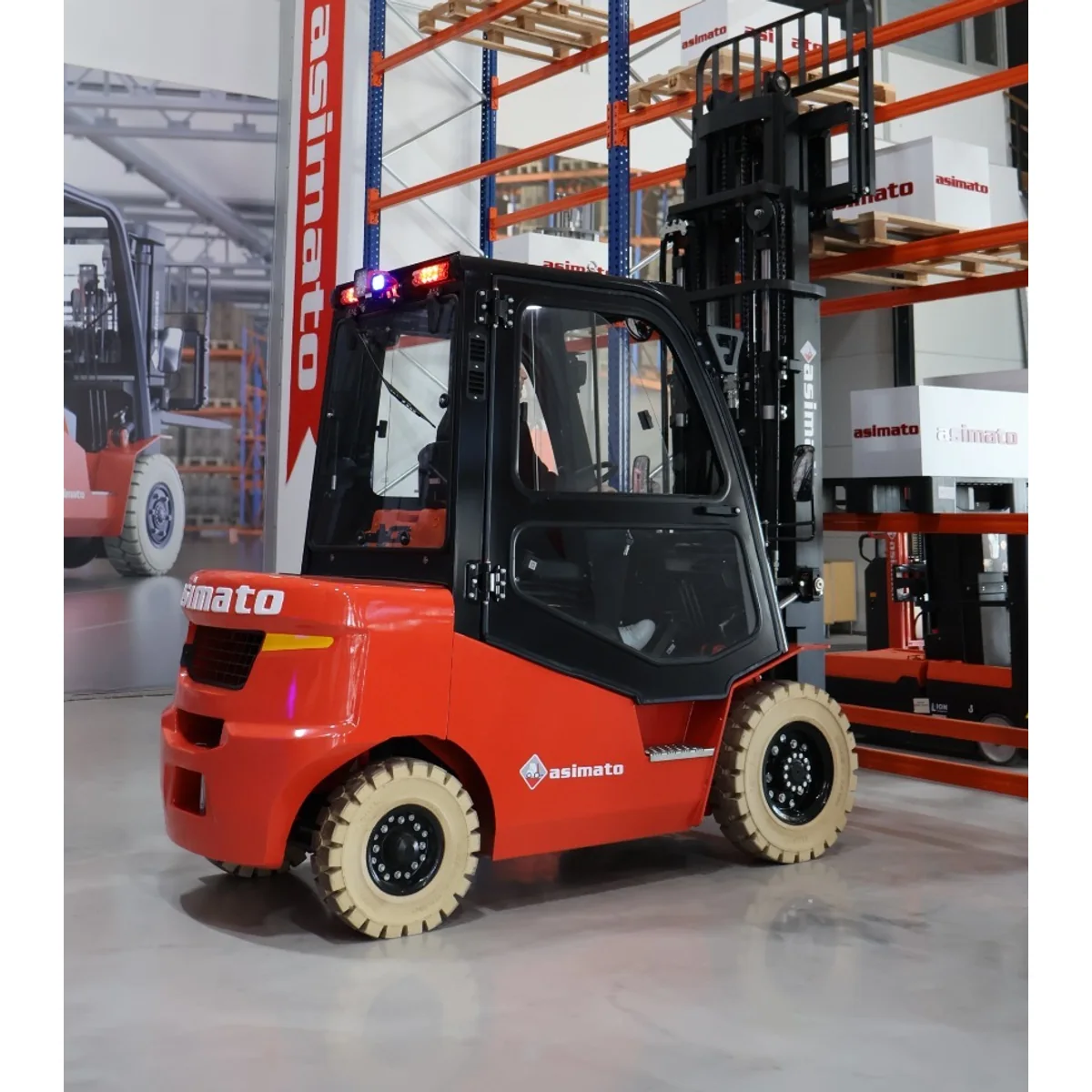 Dizel forklift arkadan görünüş; karşı ağırlık ve arka teker
