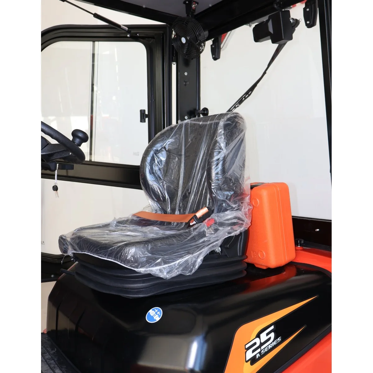 Sıfır forkliftte operatör koltuğu ve kumanda kolları