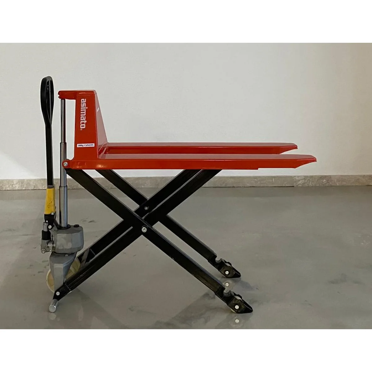 Makaslı transpalet, çatalları kaldırılmış halde